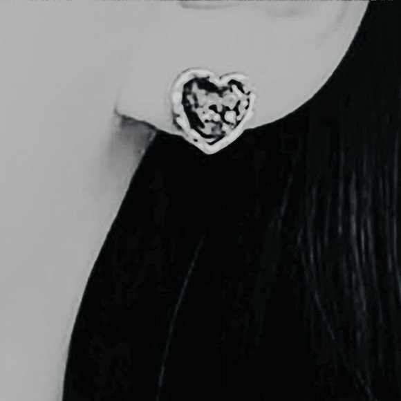 “Seashell Shards” Black Hearts Iridescent Shell Flake Chip Ocean Romance Studs - Picture 4 of 15